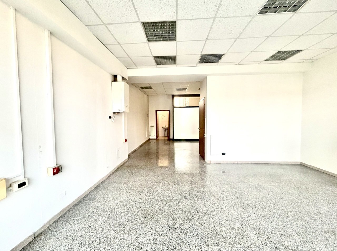 interno negozio - Locale Commerciale Via Aldo Moro 1, Castello d'Argile - foto 1