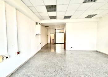 interno negozio - Locale Commerciale Via Aldo Moro 1, Castello d'Argile - foto 1