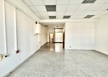 interno negozio - Locale Commerciale Via Aldo Moro 1, Castello d'Argile - foto 2