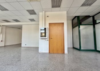 Interno negozio - Locale Commerciale Via Aldo Moro 1, Castello d'Argile - foto 7