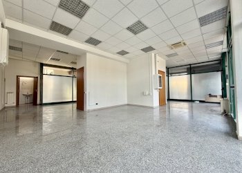 Interno negozio - Locale Commerciale Via Aldo Moro 1, Castello d'Argile - foto 8