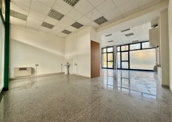 Interno negozio - Locale Commerciale Via Aldo Moro 1, Castello d'Argile - foto 9