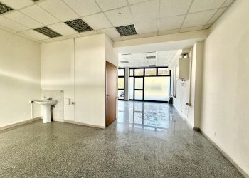 Interno negozio - Locale Commerciale Via Aldo Moro 1, Castello d'Argile - foto 10