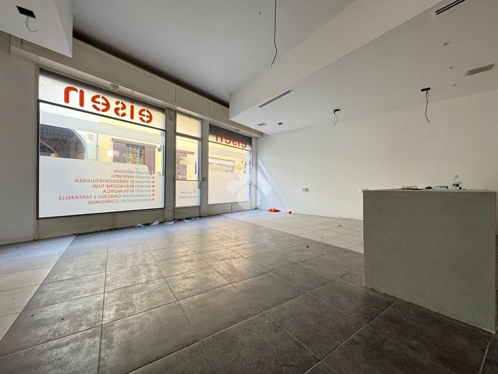 Negozio Via San Giuseppe Maria Gambaro, Galliate - foto 2