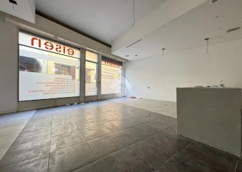 Negozio Via San Giuseppe Maria Gambaro, Galliate - foto 2