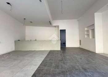 Negozio Via San Giuseppe Maria Gambaro, Galliate - foto 3