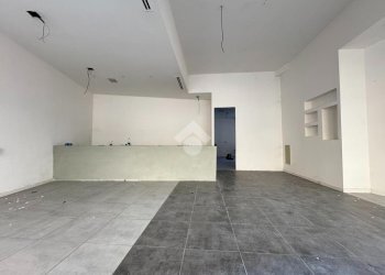 Negozio Via San Giuseppe Maria Gambaro, Galliate - foto 12