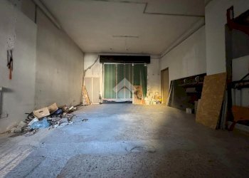 Negozio Via San Giuseppe Maria Gambaro, Galliate - foto 17