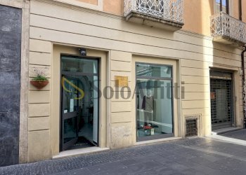 IMG_8264.jpg - Locale Commerciale Via Pretoria 117, Potenza - foto 2