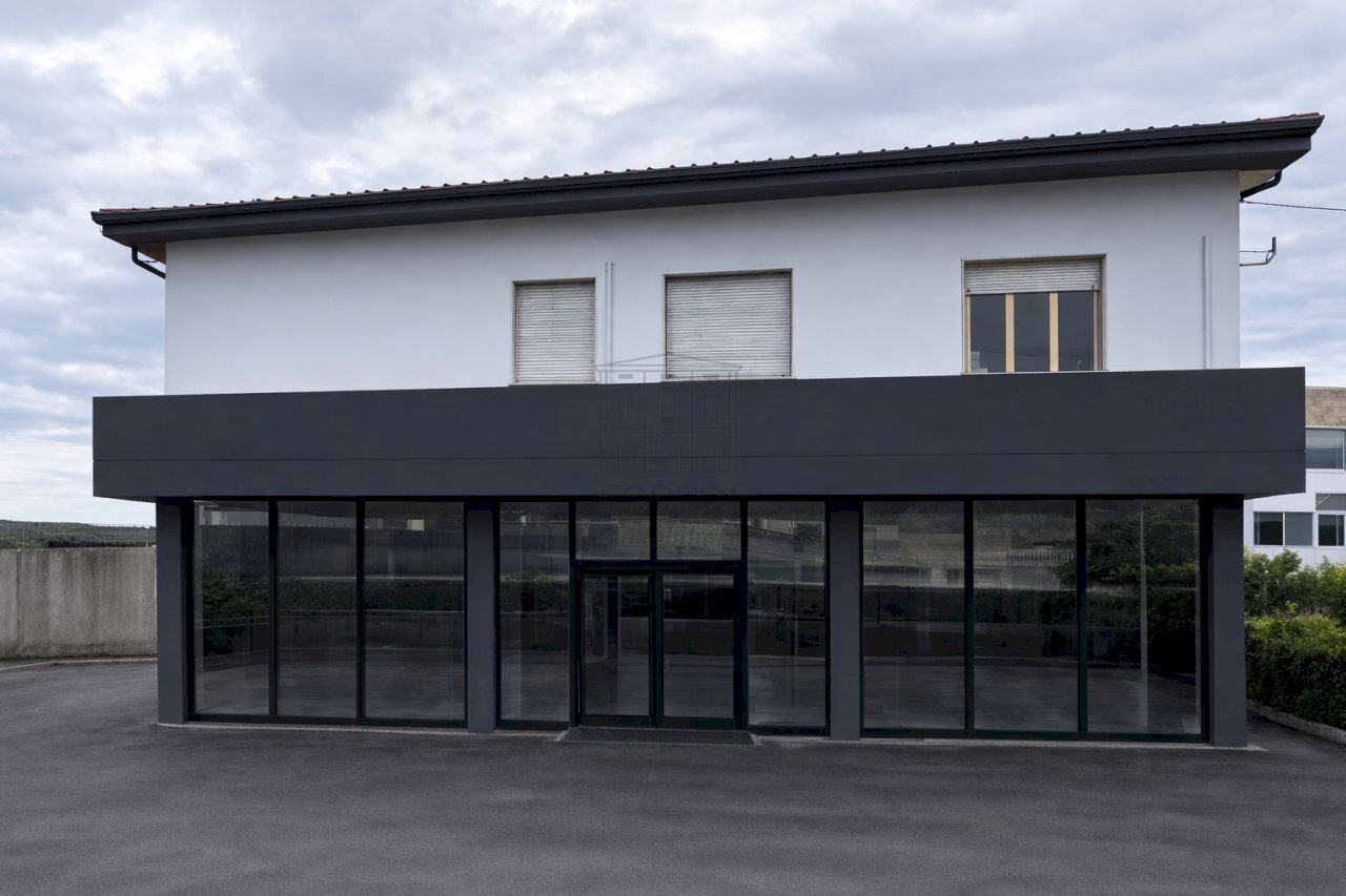 Capannone fronte strada Lucca - Locale Commerciale Via delle Ville, Lucca - foto 1