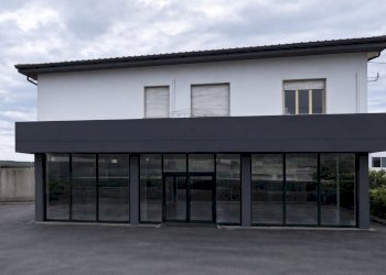 Capannone fronte strada Lucca - Locale Commerciale Via delle Ville, Lucca - foto 1