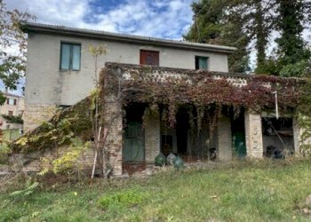 04 DI LEO IMMOBILIARE VENDE CASA DI CAMPAGNA CON T - Casale Carassai - foto 2