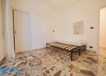 camera da letto - Trilocale Via Istria 30, Taranto - foto 16