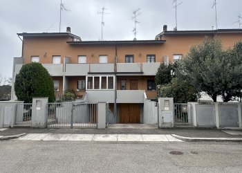 Facciata - Villa a Schiera Via Nicolò Paganini, 35, Imola - foto 1