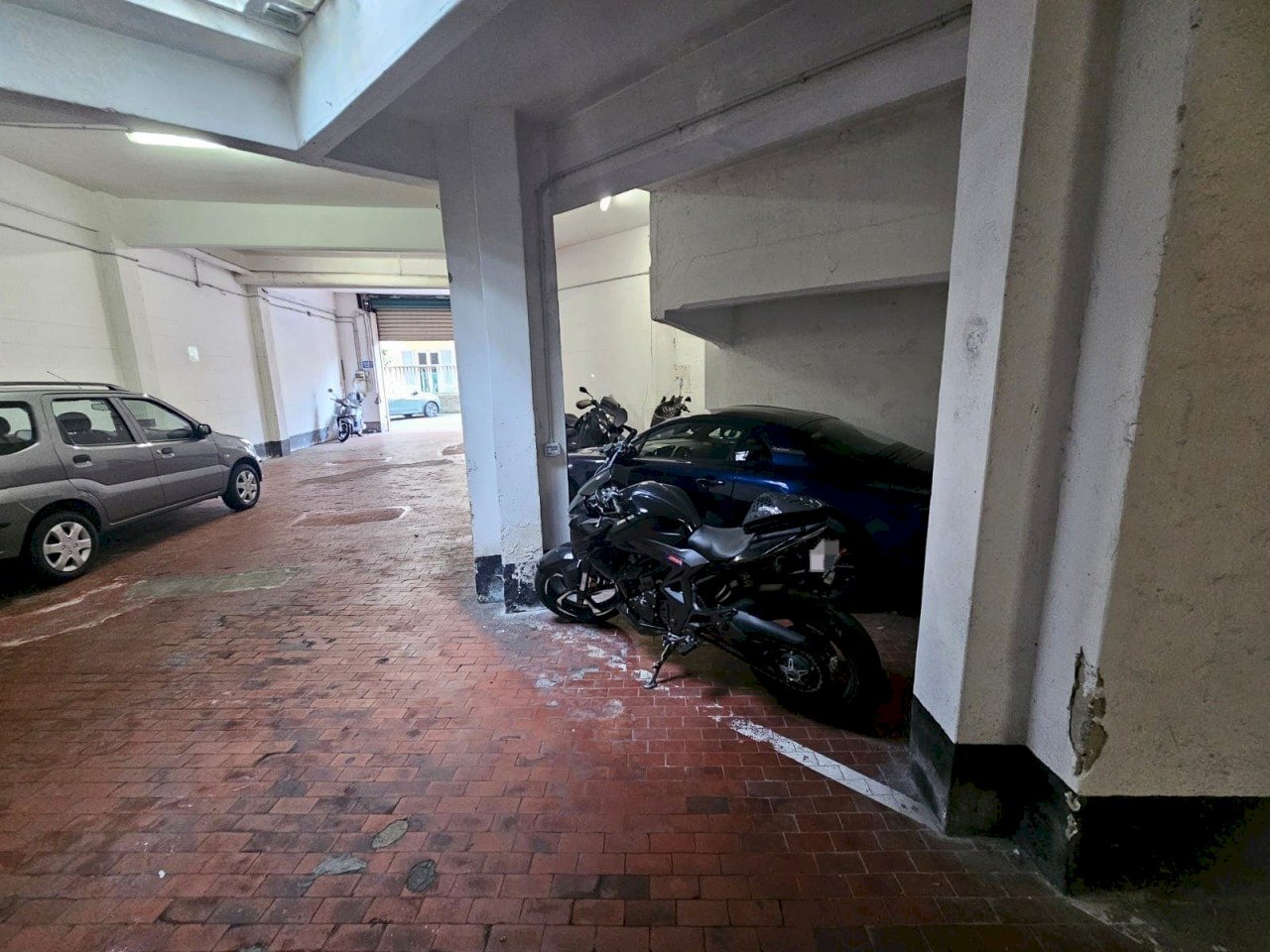 POSTO AUTO E POSTI MOTO (4).jpeg - Box Via Maurizio Sacchi 12, Genova (zona San Martino) - foto 3