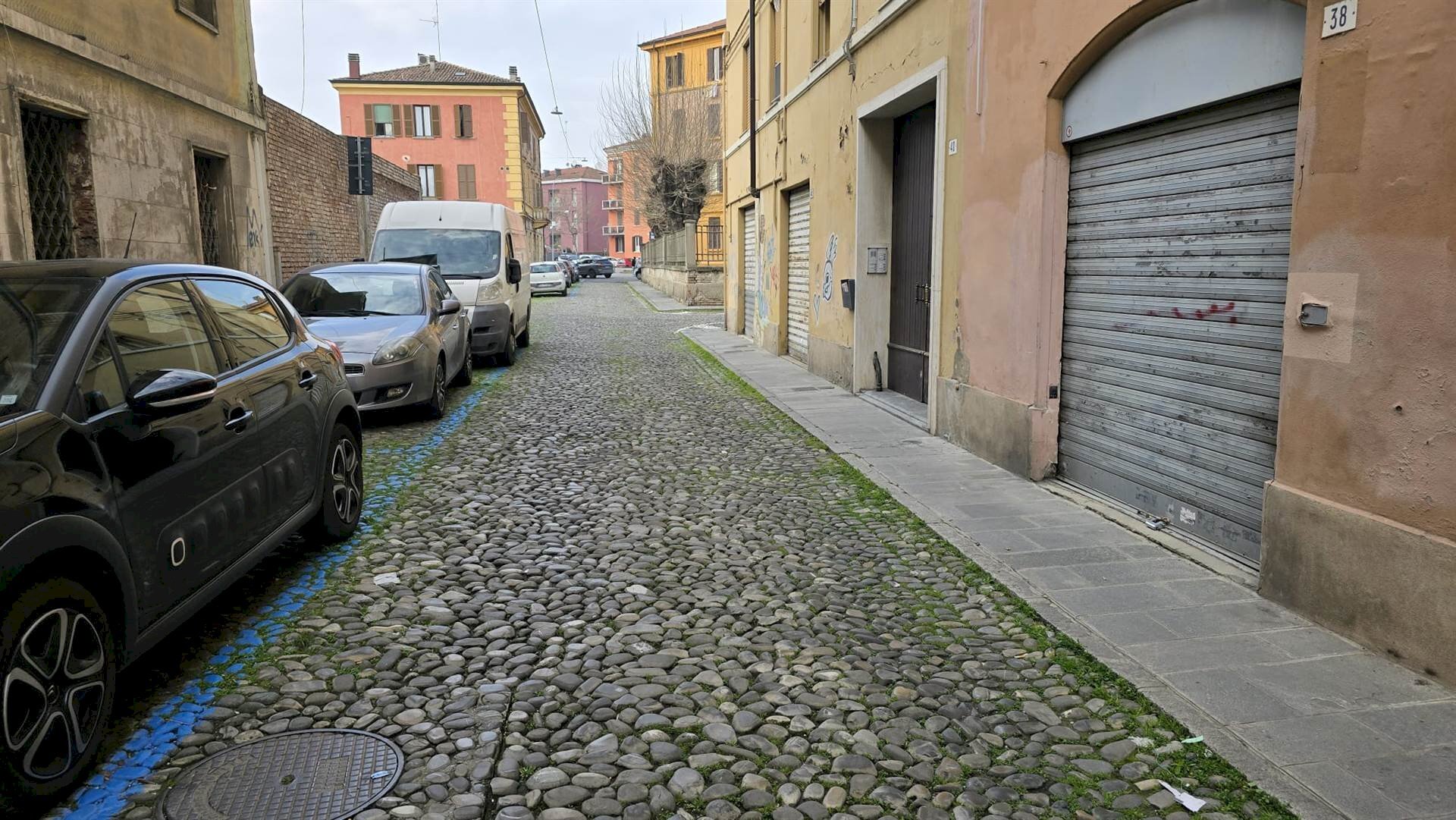Shop Via San Martino 36, Modena (neighborhood Centro Storico) - photo 2