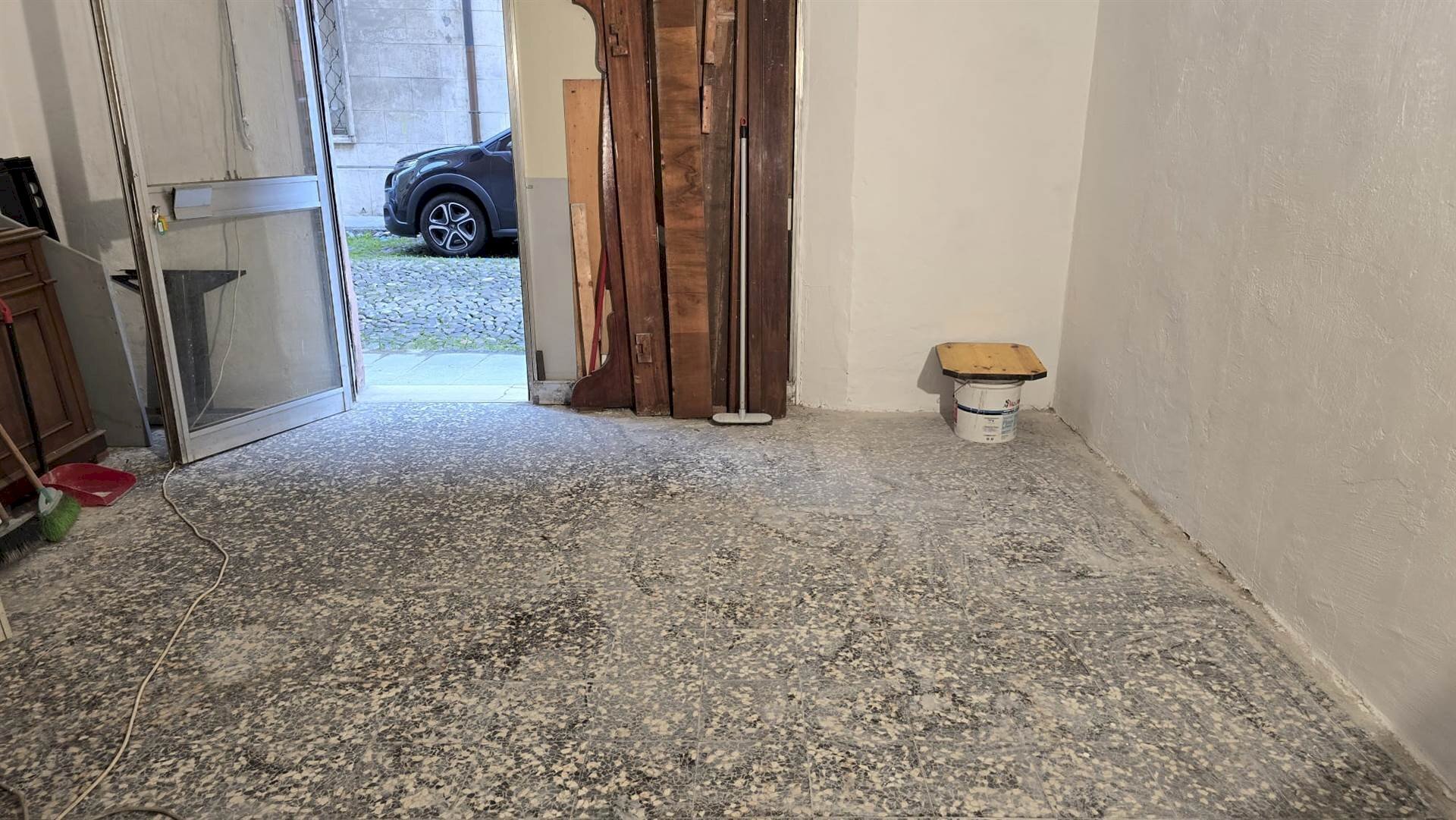 Shop Via San Martino 36, Modena (neighborhood Centro Storico) - photo 1