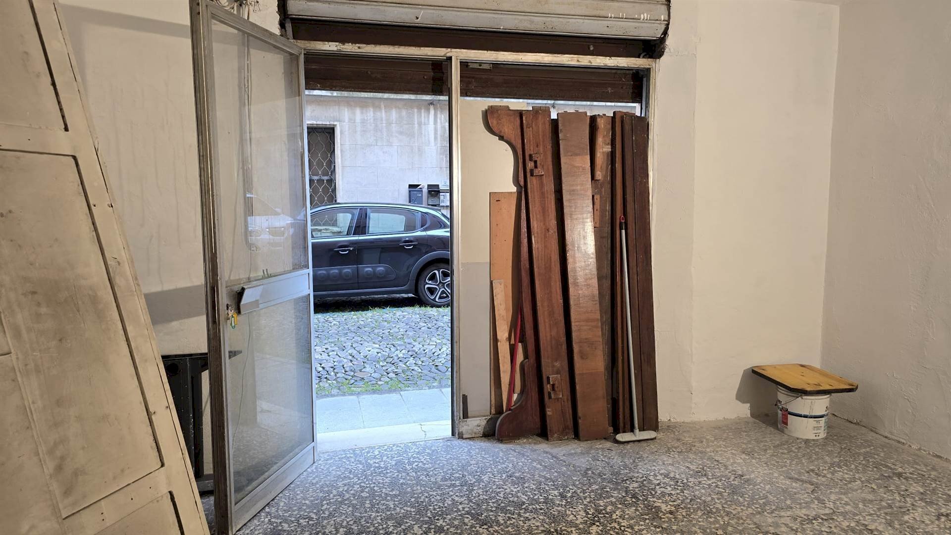 Shop Via San Martino 36, Modena (neighborhood Centro Storico) - photo 3