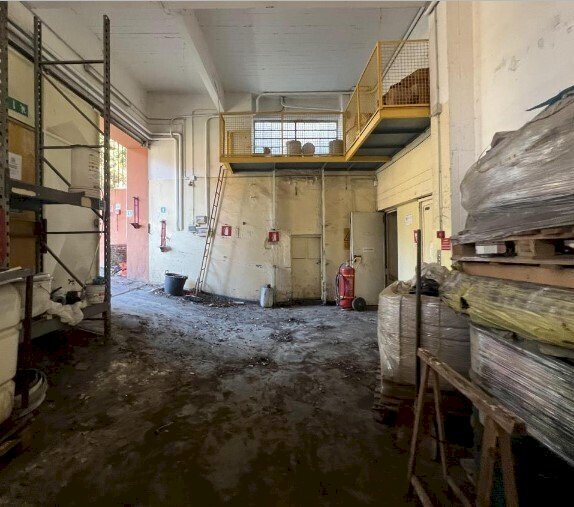 3.jpg - Locale Commerciale Via alla Chiesa di San Giorgio di Bavari 11 R, Genova (zona San Desiderio) - foto 2