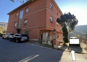 2.jpg - Locale Commerciale Via alla Chiesa di San Giorgio di Bavari 11 R, Genova (zona San Desiderio) - foto 1