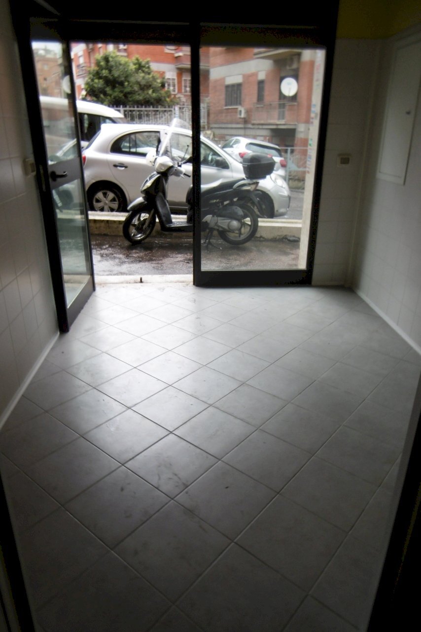 P1000094.JPG - Commercial Premises Via Raffaele Paolucci, Roma - photo 1