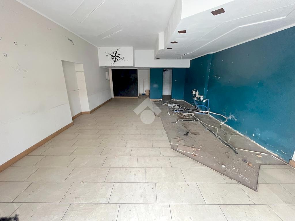 Negozio Piazza Vittorio Veneto, Pinerolo - foto 3