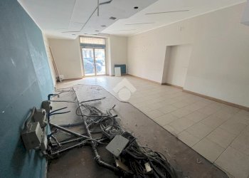 Negozio Piazza Vittorio Veneto, Pinerolo - foto 5