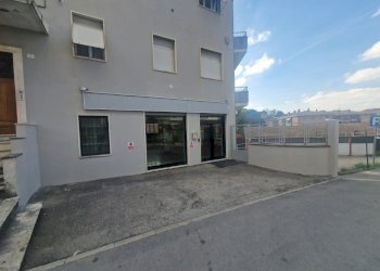 facciata - Locale Commerciale Via Campo di Marte 3, Perugia - foto 13