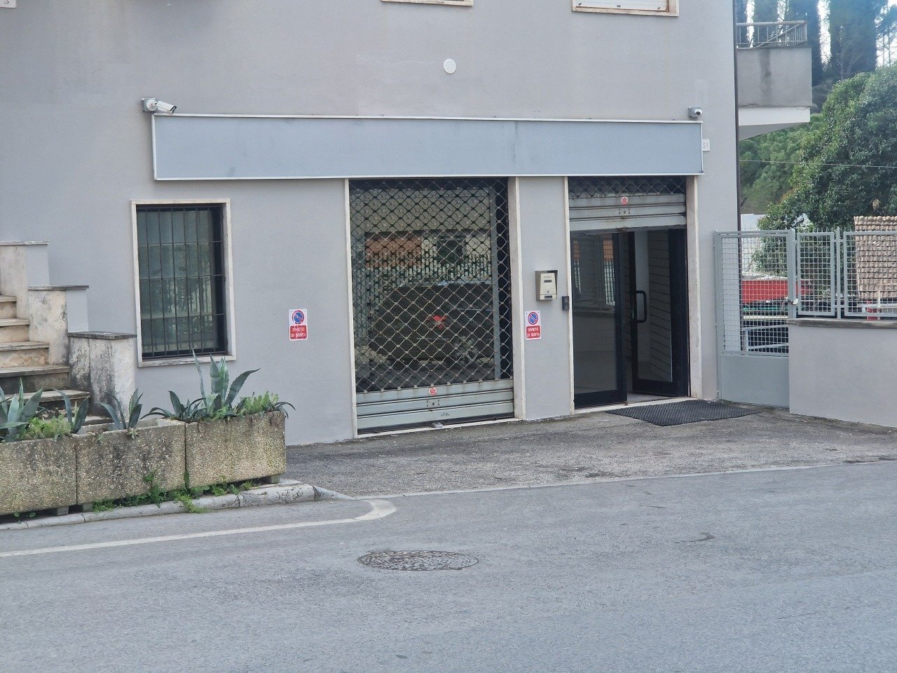 facciata - Locale Commerciale Via Campo di Marte 3, Perugia - foto 3