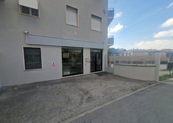 facciata - Locale Commerciale Via Campo di Marte 3, Perugia - foto 14