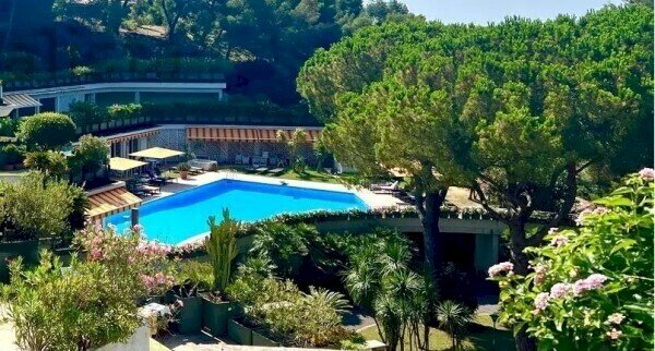 piscina2.jpg - Bilocale Via Aurelia 48, Andora - foto 2