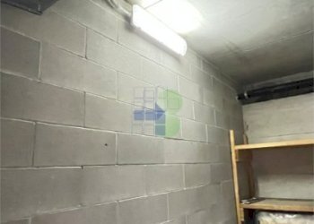 illuminazione con presa elettrica - Box Via Castelli 19, Livorno - foto 5