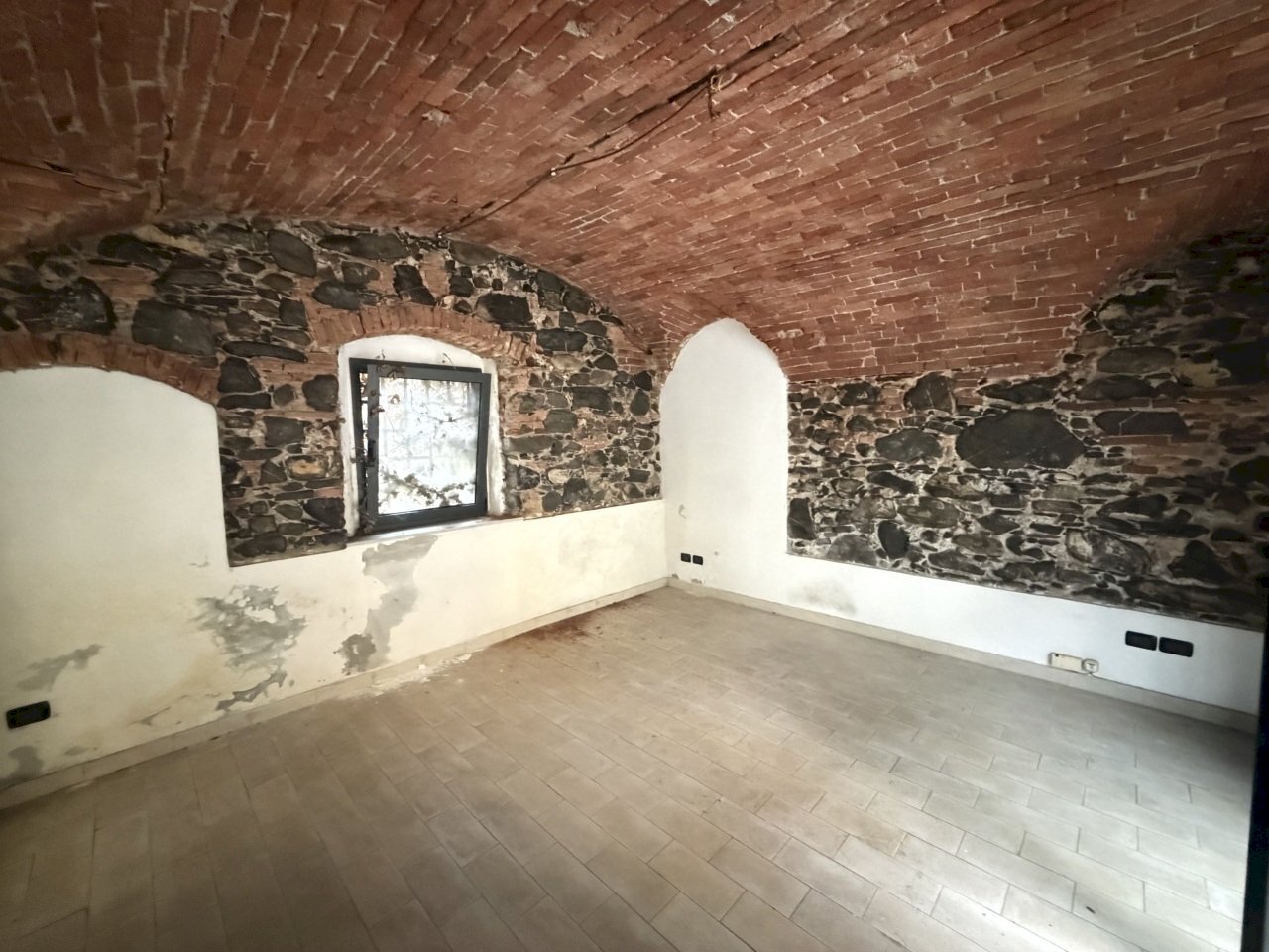 IMG_3007.jpeg - Locale Commerciale Via Sobborgo Spina, Sarzana - foto 1