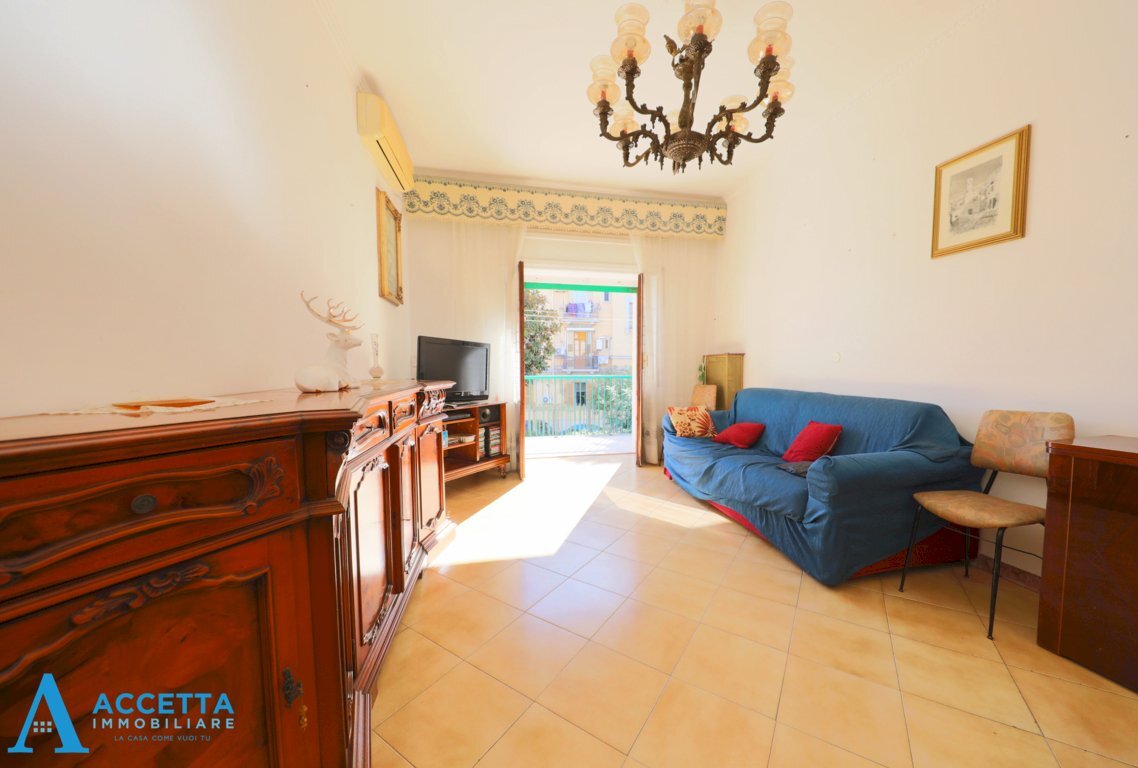 soggiorno - Four-room apartment Via della Croce 2, Taranto - photo 1