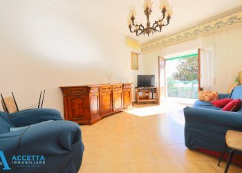soggiorno - Four-room apartment Via della Croce 2, Taranto - photo 4