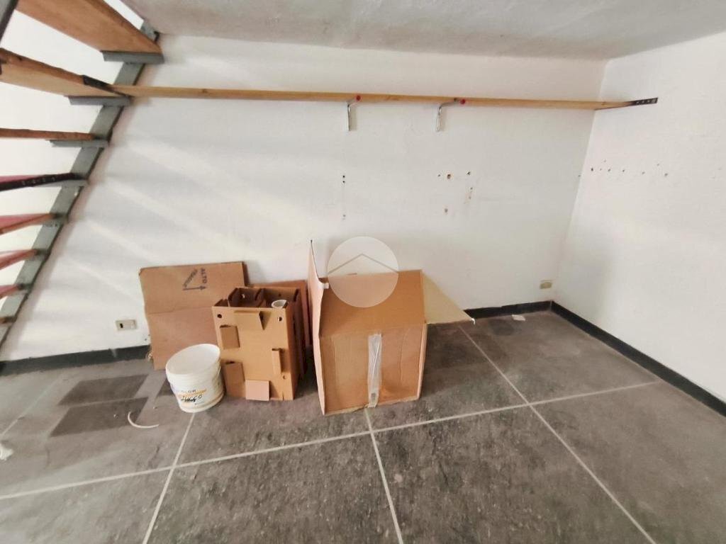 Negozio Via Sergio Piombelli, Genova (zona Certosa) - foto 2