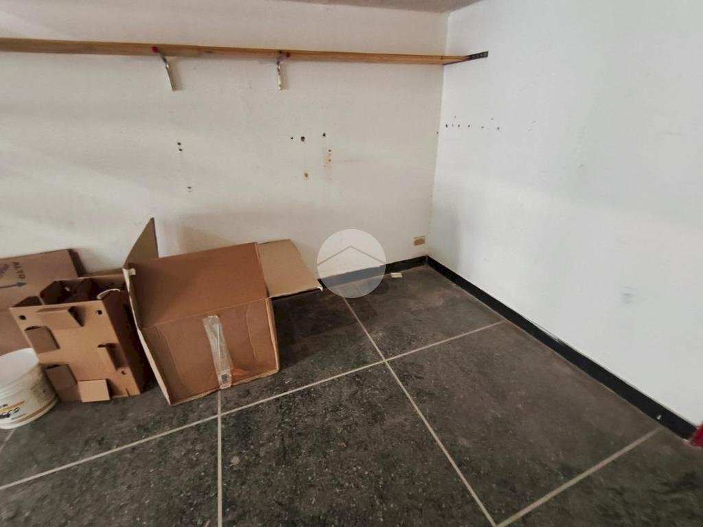 Negozio Via Sergio Piombelli, Genova (zona Certosa) - foto 3