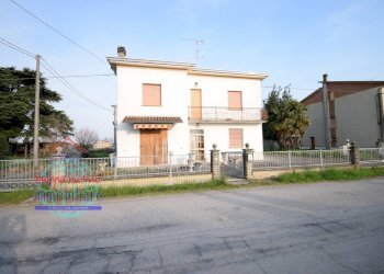 Foto 1 - Villa VIA PARATORE
 
4, Cento - photo 1