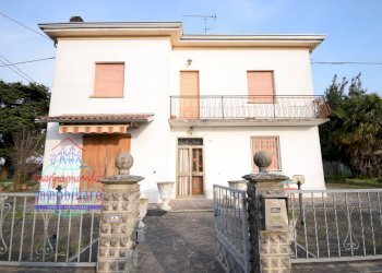 Foto 2 - Villa VIA PARATORE
 
4, Cento - photo 2