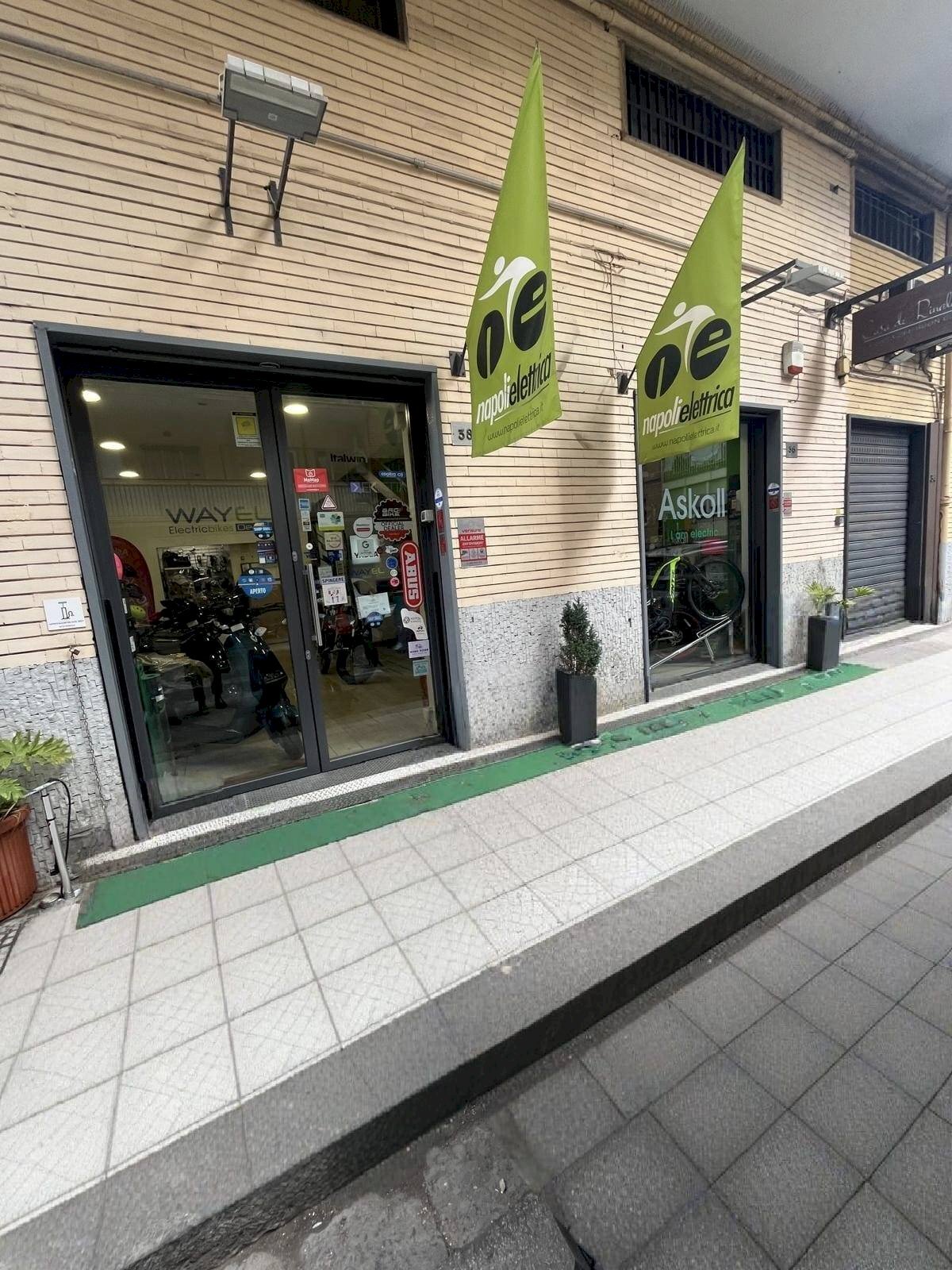 Foto 1 - Locale Commerciale Via Antonio E Luigi Sementini
 
36/38, Napoli - foto 1