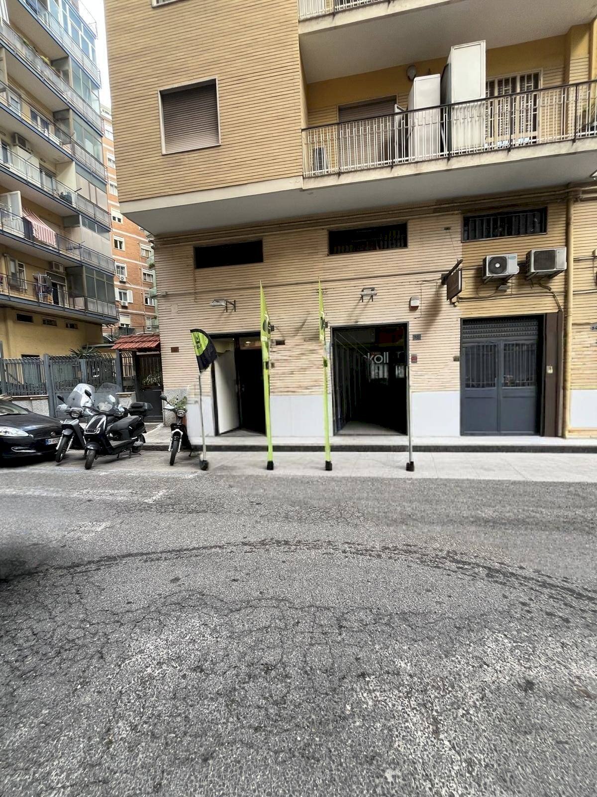 Foto 3 - Locale Commerciale Via Antonio E Luigi Sementini
36/38, Napoli - foto 3