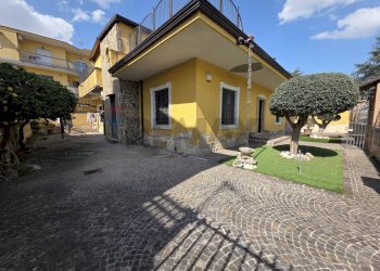 Casa all\'aperto - Villa via Pietro Micca
 
11, Casoria - foto 1