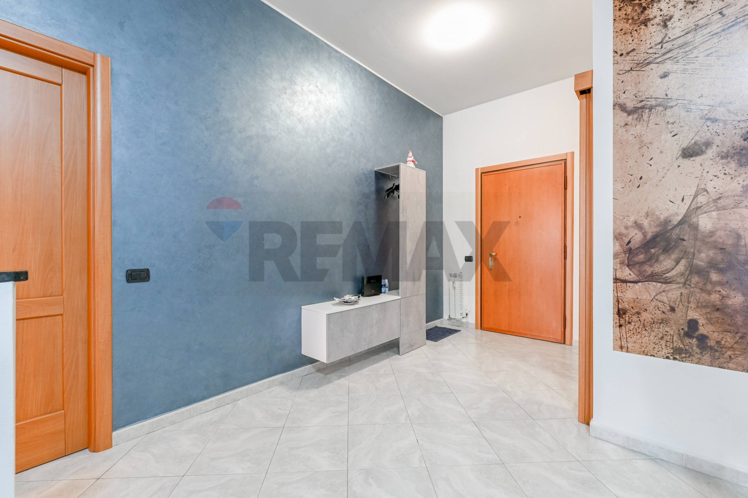 Hall / corridoio - Three-room apartment via Giuseppe Parini
 
28, Rho - photo 3