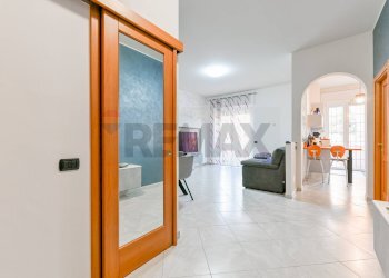 Hall / corridoio - Three-room apartment via Giuseppe Parini
 
28, Rho - photo 2