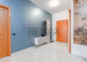 Hall / corridoio - Three-room apartment via Giuseppe Parini
 
28, Rho - photo 3