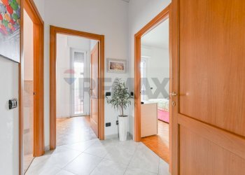 Hall / corridoio - Three-room apartment via Giuseppe Parini
 
28, Rho - photo 16
