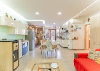 Sala da pranzo - Casa semi indipendente Via Montello
 
21, Fagnano Olona - foto 5