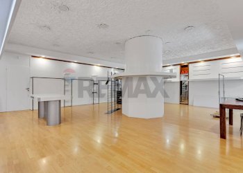 Locale Commerciale - Shop via Vittorio Veneto
 
14, Brugherio - photo 2