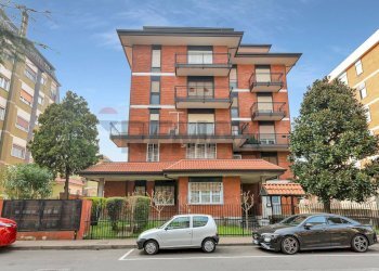 Edificio all\'aperto - Three-room apartment Via Emilio Dandolo
 
4, Opera - photo 2