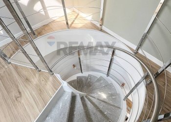 Scale - Villa Bifamiliare Via Gallileo Gallilei
 
33, Turate - foto 5